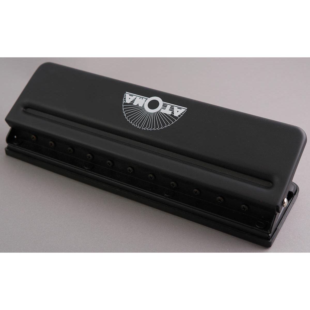 Atoma – Schwarzer Locher