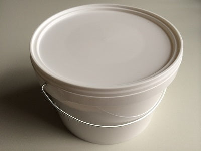 Klika – Weißes Kreidepulver im 2-kg-Eimer.