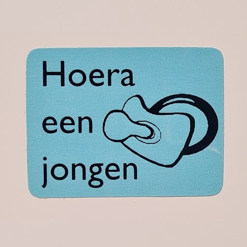 Klika -  Etiket Hoera een jongen blauw/zwar 25x25