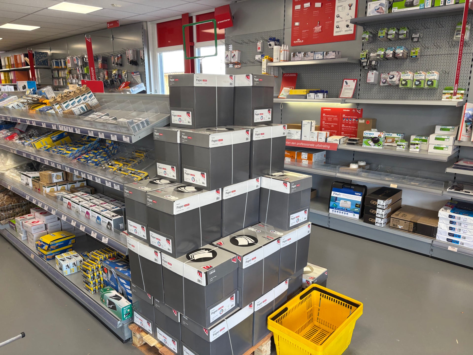 Kleinkantoor showroom - papier en administratie schap